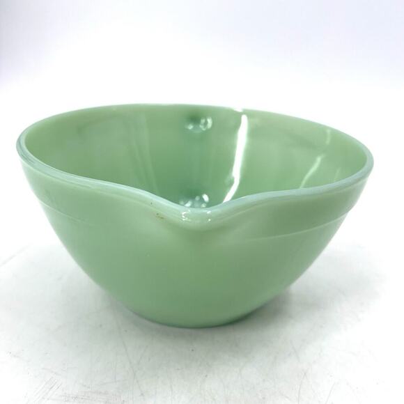 Vintage Fire King Oven Ware Green Jadeite Mixing Bowl with Handle & Pour Spout - Picture 4 of 7